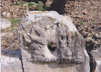 Fontana dell'età romana nell'area della città di Sinuessa. Particolare - Un satiro sdraiato suona un flauto..jpg